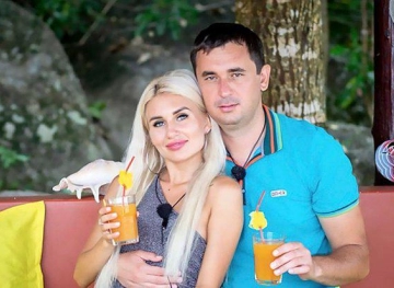 Pictures: A famous Russian star hits his lover Live