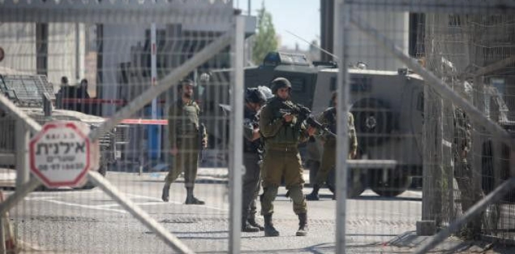 Occupation closes Qalandiya checkpoint, arrests two brothers in Hebron