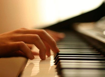 Automatic hand-creating through stereoscopic piano techniques