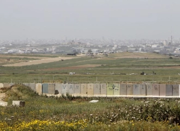 Israeli forces arrest youths on Gaza border