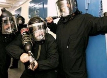 Units of repression break into section 1 in the prison &quot;Raymond &quot; and the prisoners