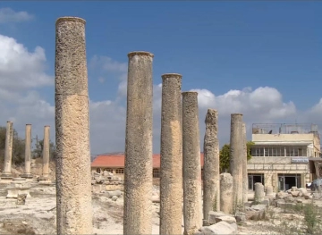 Dozens of settlers enter the area of â€‹â€‹the ruins in Sebastia with the protection of the army