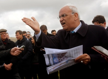 Erekat calls for airline to apologize to Palestinian woman Dana Farraj