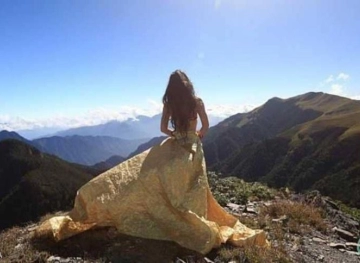 A tragic end to the &quot;bikini girl&quot; over the mountain