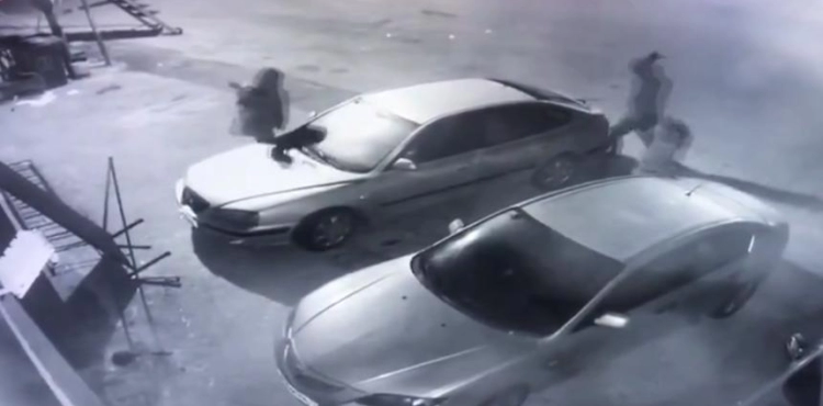 Extremist settlers assault Palestinian cars in Tarmasaya