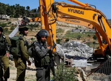 Occupation forces family to demolish two houses in Silwan