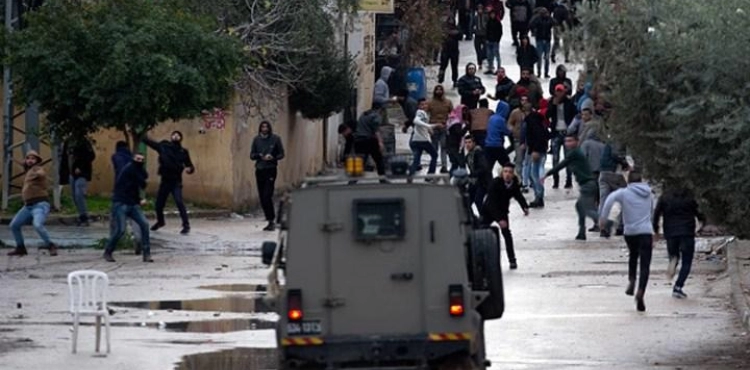 A martyr and more than 20 wounded by settlers during a raid on the village of al-Mughair east of Ramallah