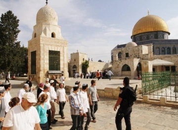 Settlers and intelligence officers storm Al-Aqsa mosque