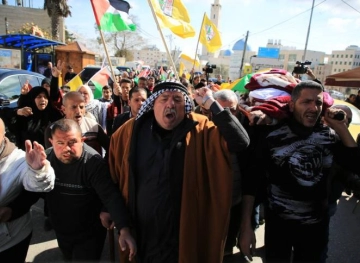 Al-Khalil is the body of martyr Muammar (42 years old)