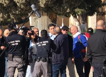Extremist  &quot;Hlevi &quot; Storming the Al-Aqsa mosque