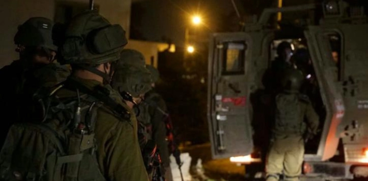 Israeli forces arrest 25 citizens in the West Bank, including the mother of Martyr Saleh Barghouti