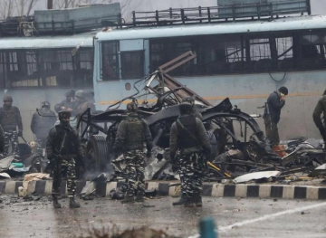 25 killed in car bombing in Indian Kashmir