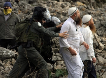 Settlers attack a vegetable vendor and raid his goods north of Nablus