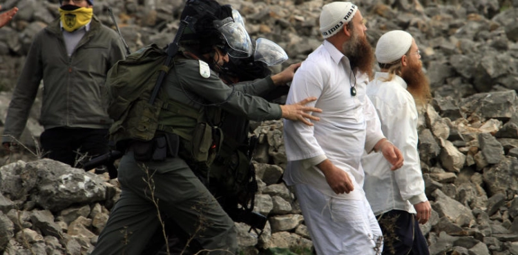Settlers attack a vegetable vendor and raid his goods north of Nablus