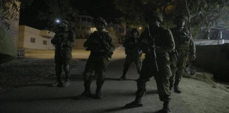 Occupation arrests 8 young people in the West Bank