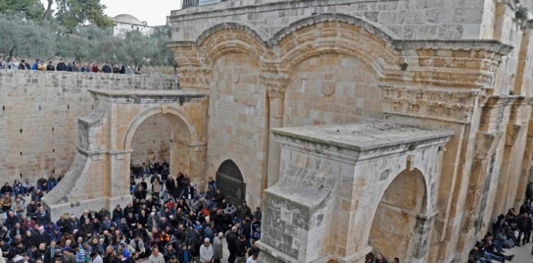 [Images] .. Jerusalemites defy the occupation and open the door of mercy closed since 2003