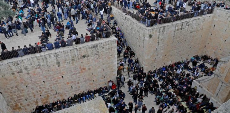 [Images] .. Jerusalemites defy the occupation and open the door of mercy closed since 2003