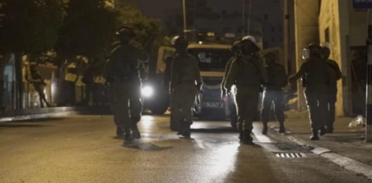 Occupation arrests 19 citizens and confiscates money in the West Bank