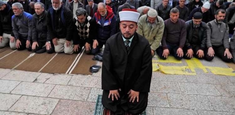 Photos Jerusalemites perform the &acute;Asr prayer on the thresholds of Al-Aqsa