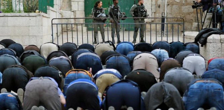 Photos Jerusalemites perform the &acute;Asr prayer on the thresholds of Al-Aqsa