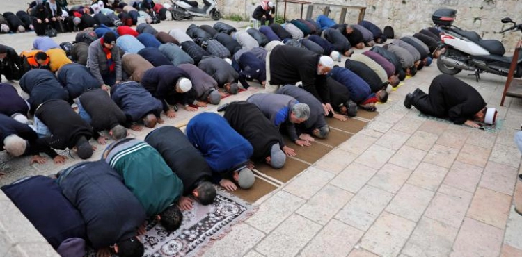 Photos Jerusalemites perform the &acute;Asr prayer on the thresholds of Al-Aqsa