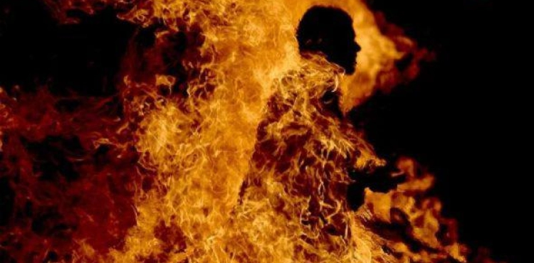Gaza: A citizen trying to commit suicide to burn in protest against the economic situation