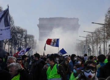 Clashes between demonstrators of yellow jackets and police in Paris