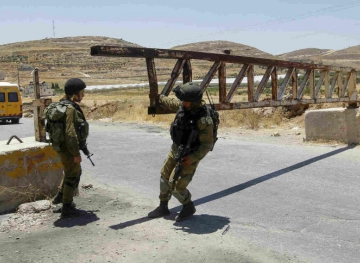 The occupation imposed a comprehensive closure tonight on the Palestinian territories