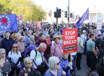 Hundreds of thousands are marching in London to demand a second referendum on Brixet