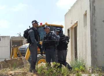 The Occupation delivers notices to halt the construction of a number of houses in Hebron