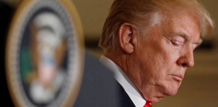 Trump says the US economy will collapse if he&acute;s isolated.