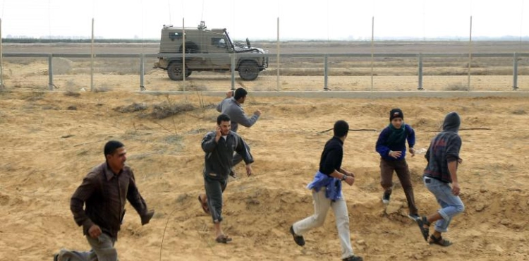 Gaza: Occupation arrests 3 youths, shooting plane falls