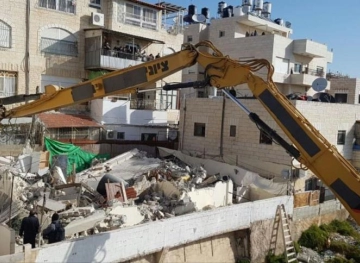 Occupation demolishes a house in the town of Beit Hanina and displaces its inhabitants