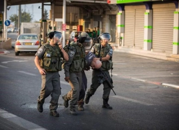 Israeli occupation forces arrest 6 citizens of Issawiya
