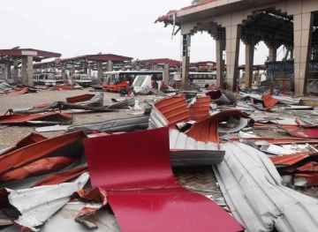Hurricane &quot;Vani&quot; kills 42 people in India and Bangladesh