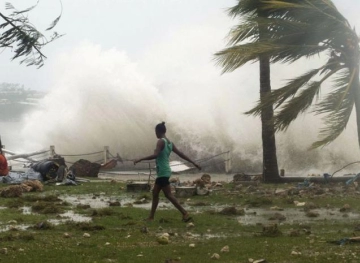 The death toll from Hurricane Vanni has risen to 77 in India and Bangladesh