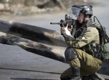 A Palestinian was wounded by Israeli bullets south of Hebron