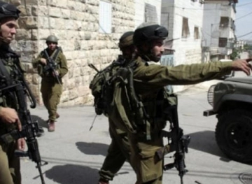 Occupation assaults two youths and arrests a child in Hebron