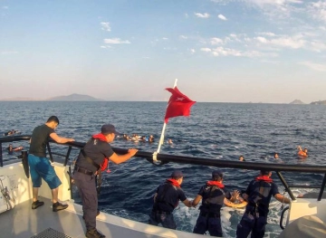 12 dead after boat sinking of migrants off the coast of Turkey