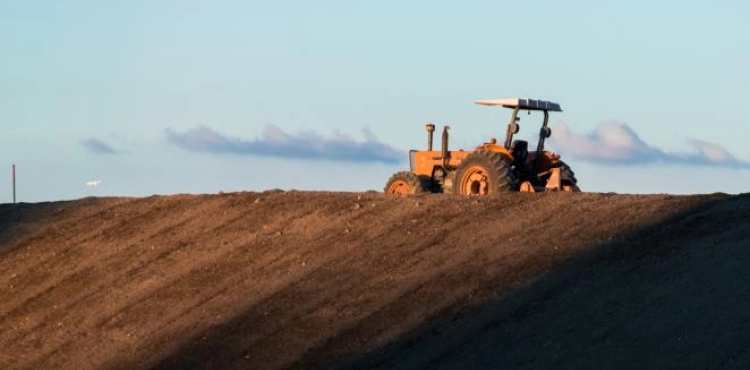 Mitlun: Occupation arrests a farmer and take over his tractor