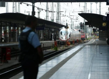 A man kills a child in the worst way in a train station