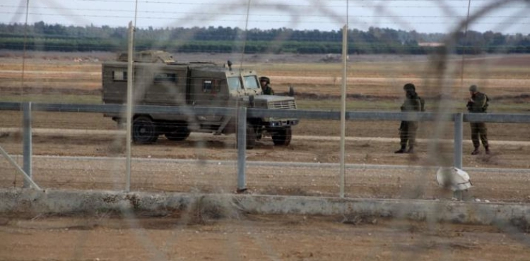 The occupation arrested a young man on the border of Gaza