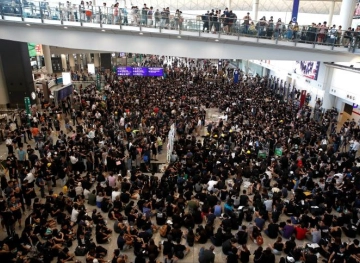 Hong Kong suspends all flights for the second day in a row