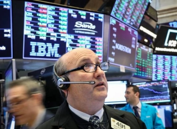 US stocks fall and bond yield curve reversal