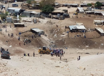 Protesters confront settlers who stormed the village of al-Khan al-Ahmar, threatened with demolition