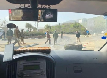 Huwara checkpoint is closed after settlers throw Palestinian vehicles