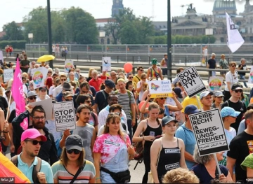 Thousands dance in the streets of Berlin for tolerance