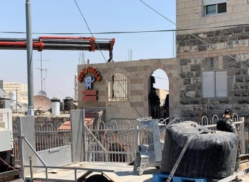 The Israeli municipality demolishes a house in Al-Tor