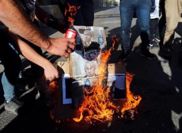 Citizens burn photos of Netanyahu during hebron incursion