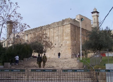The occupation forces arrested a boy near the &quot;Brahimi&quot; in Hebron